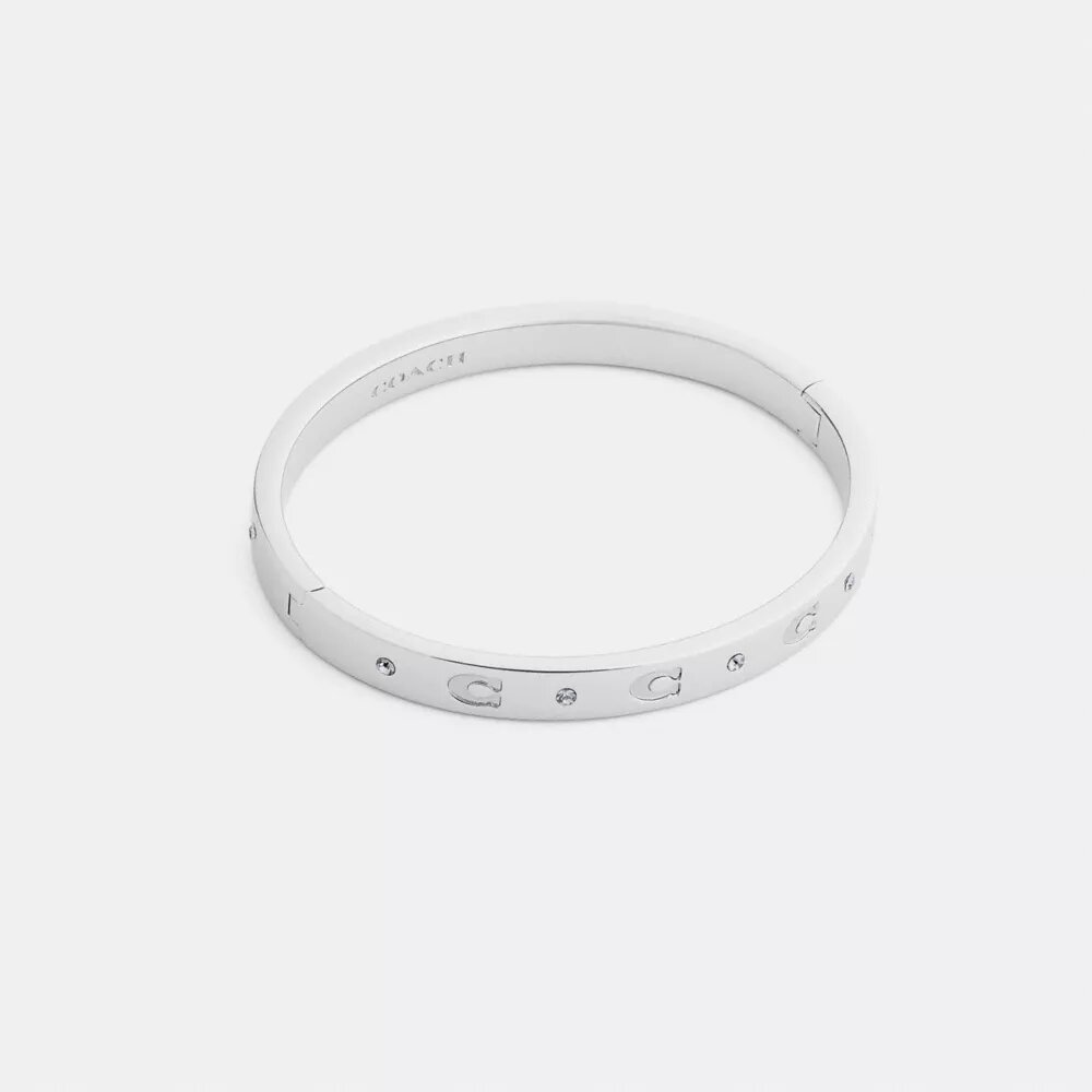 Armbånd med gentaget C-motiv og hængsel