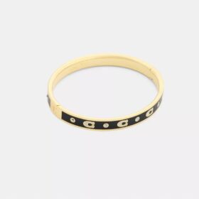 Armbånd med gentaget C-motiv og hængsel