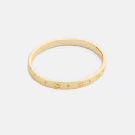 Armbånd med gentaget C-motiv og hængsel