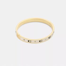 Armbånd med gentaget C-motiv og hængsel