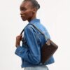Audrey-crossbody-taske i Signature Canvas
