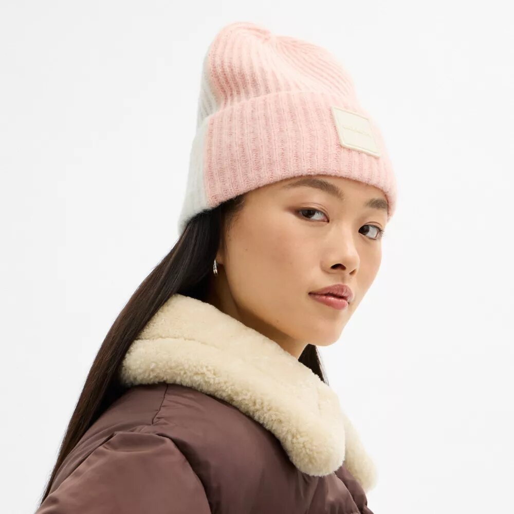 Beanie med farveblokke og gummipatch