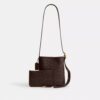 Bleecker Bucket Bag 21 i Signature Canvas