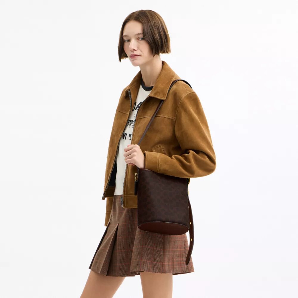 Bleecker Bucket Bag 21 i Signature Canvas