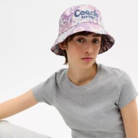 Buckethat med Coach-skrift og blomsterprint