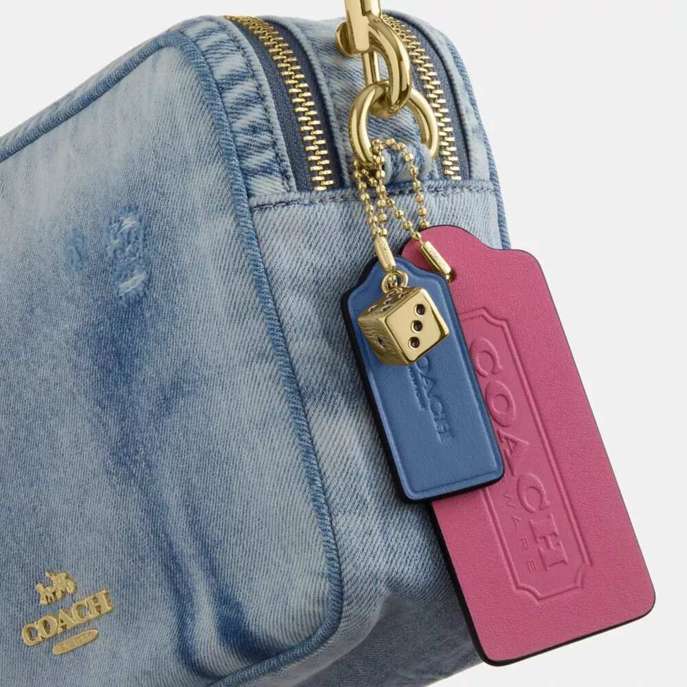 Carey crossbody-taske i Loved Denim med vedhæng