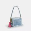 Carey crossbody-taske i Loved Denim med vedhæng