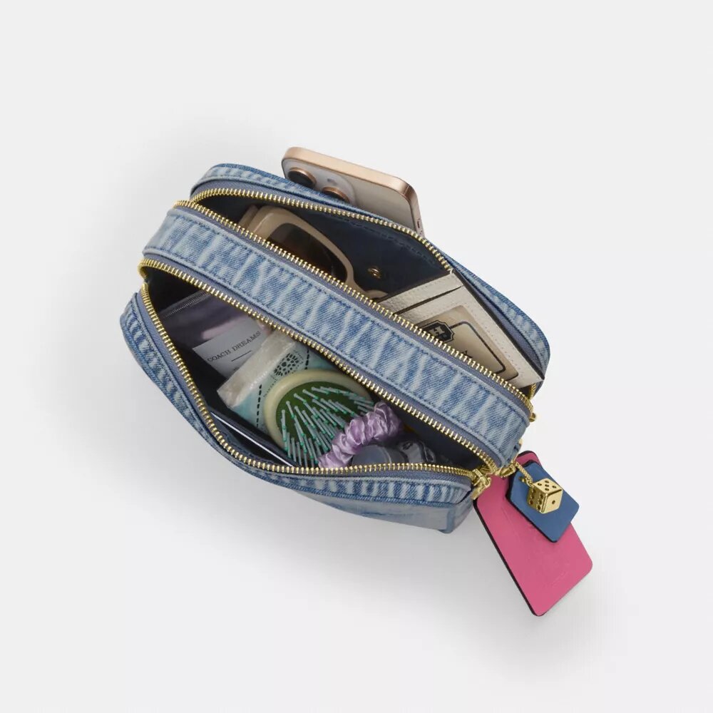 Carey crossbody-taske i Loved Denim med vedhæng
