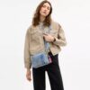 Carey crossbody-taske i Loved Denim med vedhæng