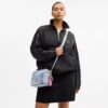 Carey crossbody-taske i Loved Denim med vedhæng