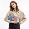 Carey crossbody-taske i Loved Denim med vedhæng