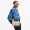 Carey-crossbody-taske i Signature Canvas
