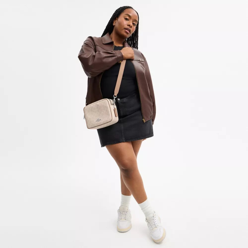 Carey-crossbody-taske i Signature Canvas
