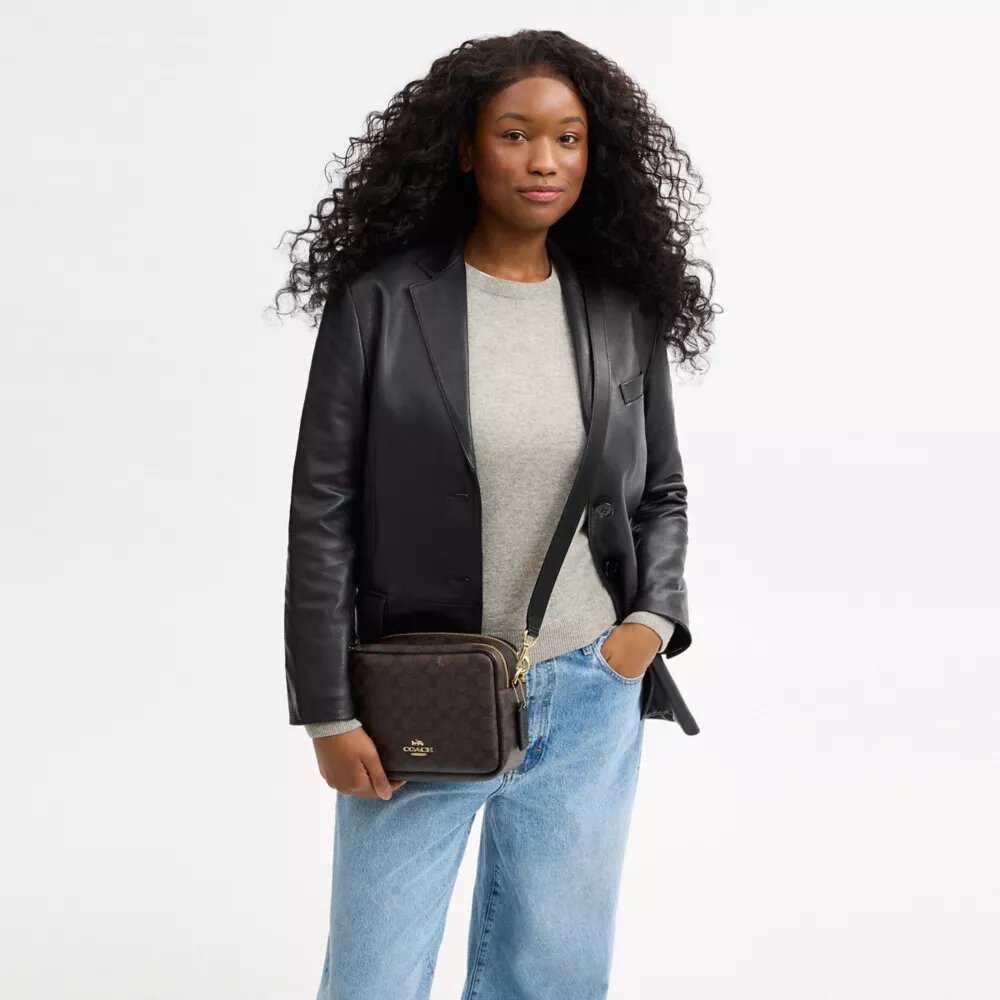 Carey-crossbody-taske i Signature Canvas