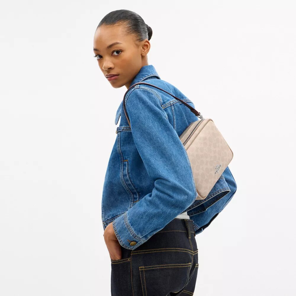 Carey-crossbody-taske i Signature Canvas