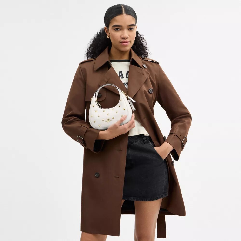 Carmen Mini-crossbody-taske med hjerteformede nitter