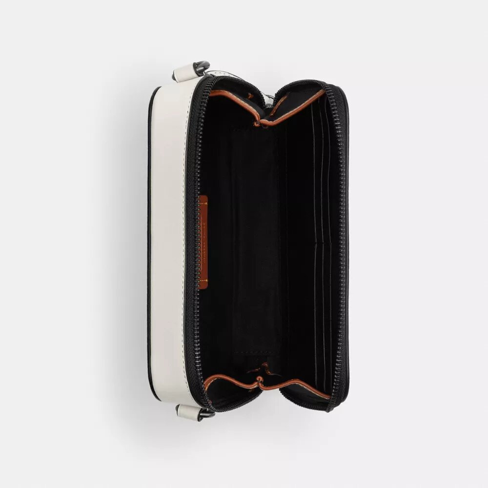 Charter Slim crossbody-taske i Signature Canvas