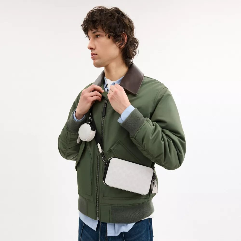 Charter Slim crossbody-taske i Signature Canvas