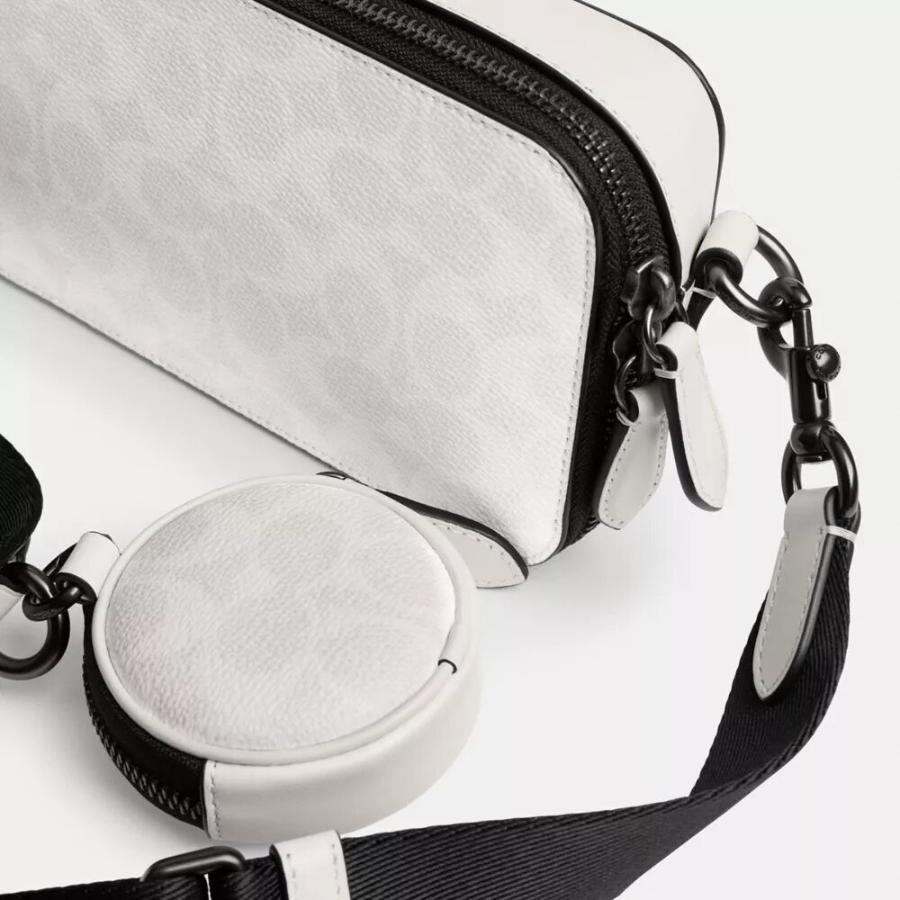 Charter Slim crossbody-taske i Signature Canvas