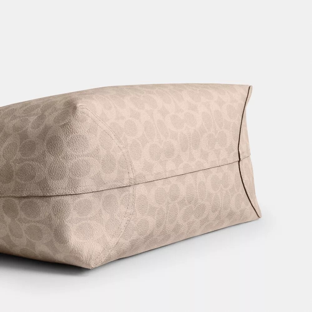 City-tote i Signature Canvas