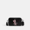 Clinton crossbody-taske med blødt grafisk motiv