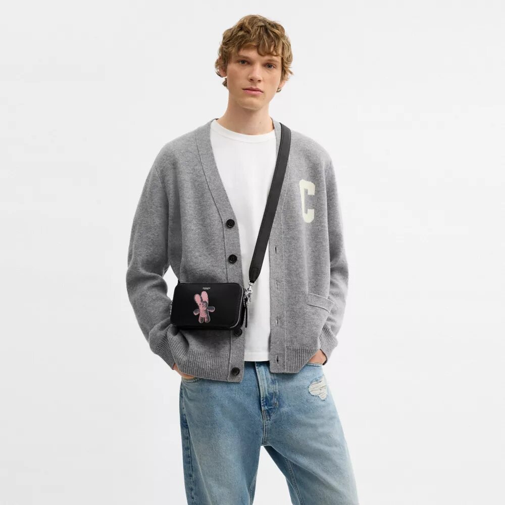 Clinton crossbody-taske med blødt grafisk motiv