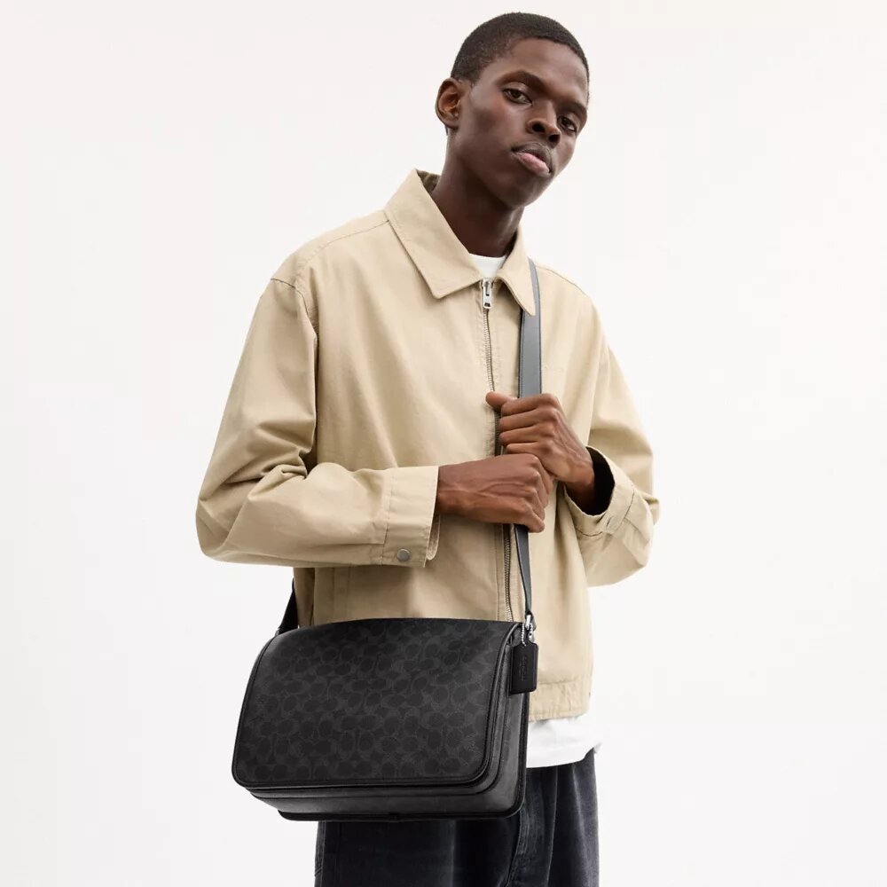 Colby Messenger-taske 32 i Signature Canvas