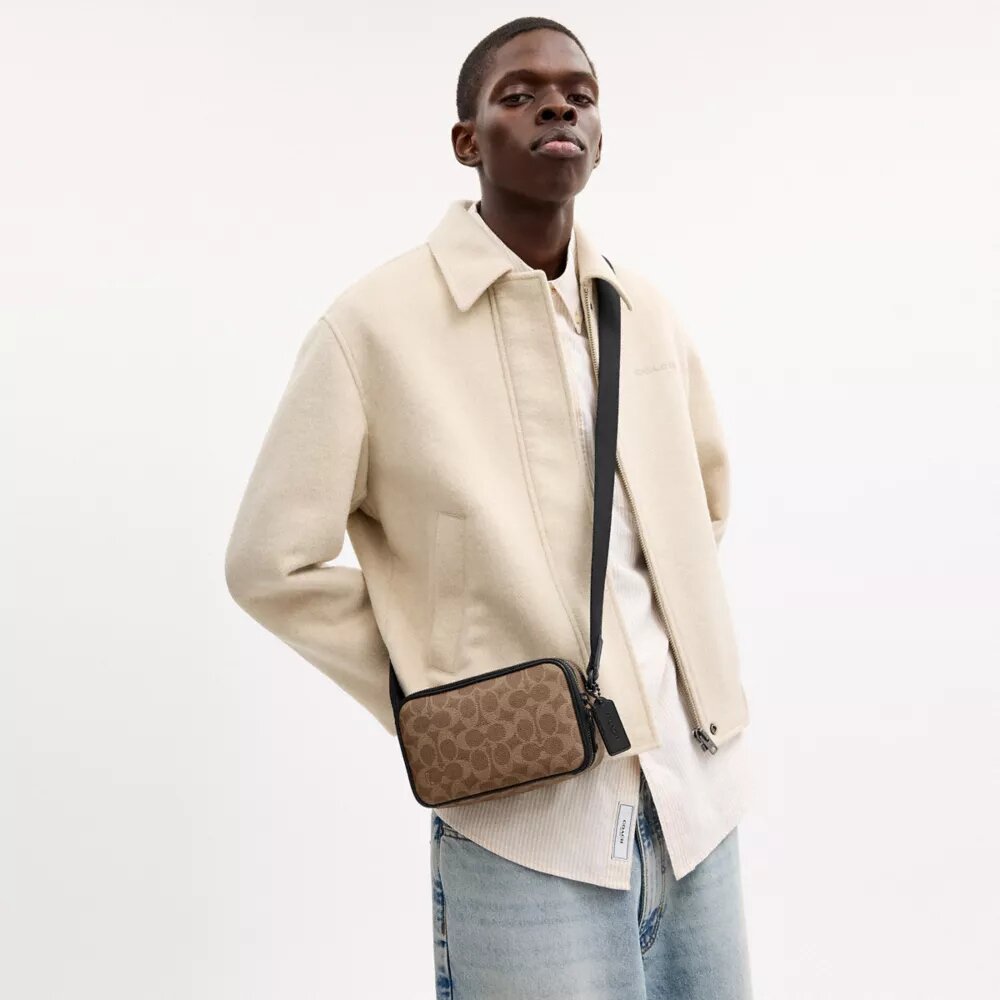 Colton Crossbody-taske 19 i Signature Canvas