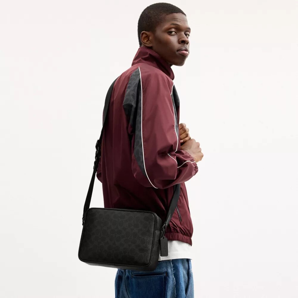Colton crossbody-taske 25 i Signature Canvas