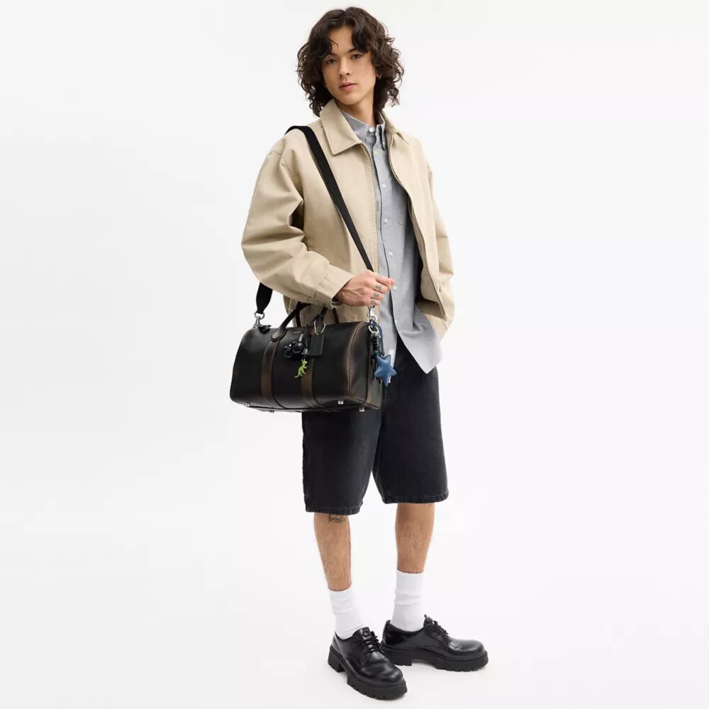 Compass Bag 35 i patineret læder med vedhæng