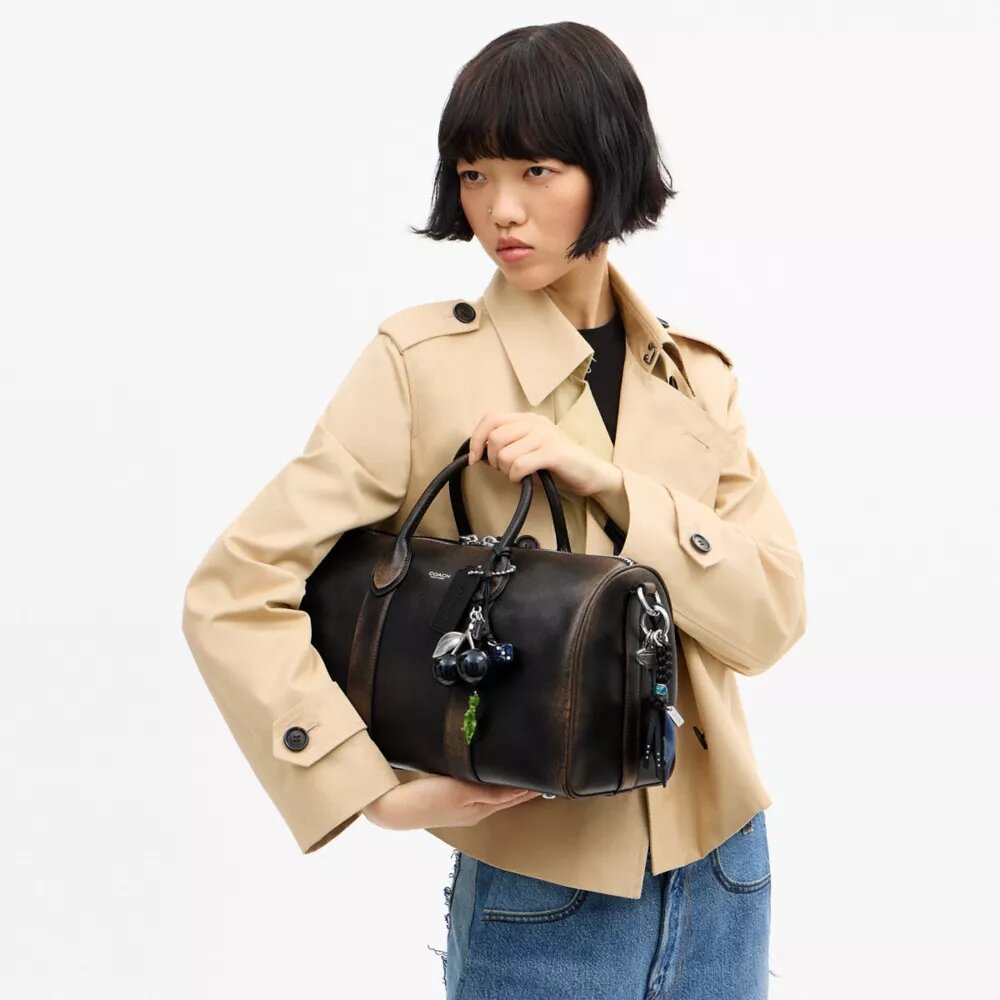 Compass Bag 35 i patineret læder med vedhæng