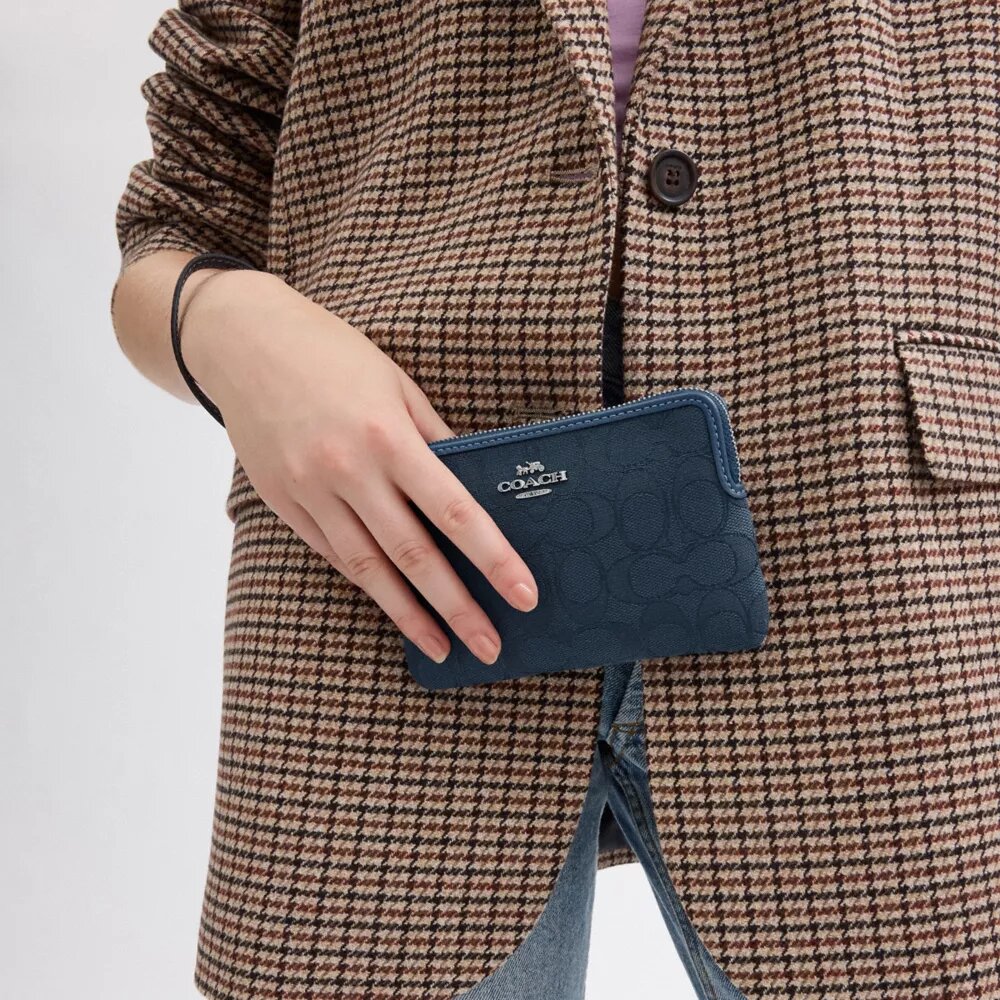 Corner Zip Håndledstaske i Signature Jacquard