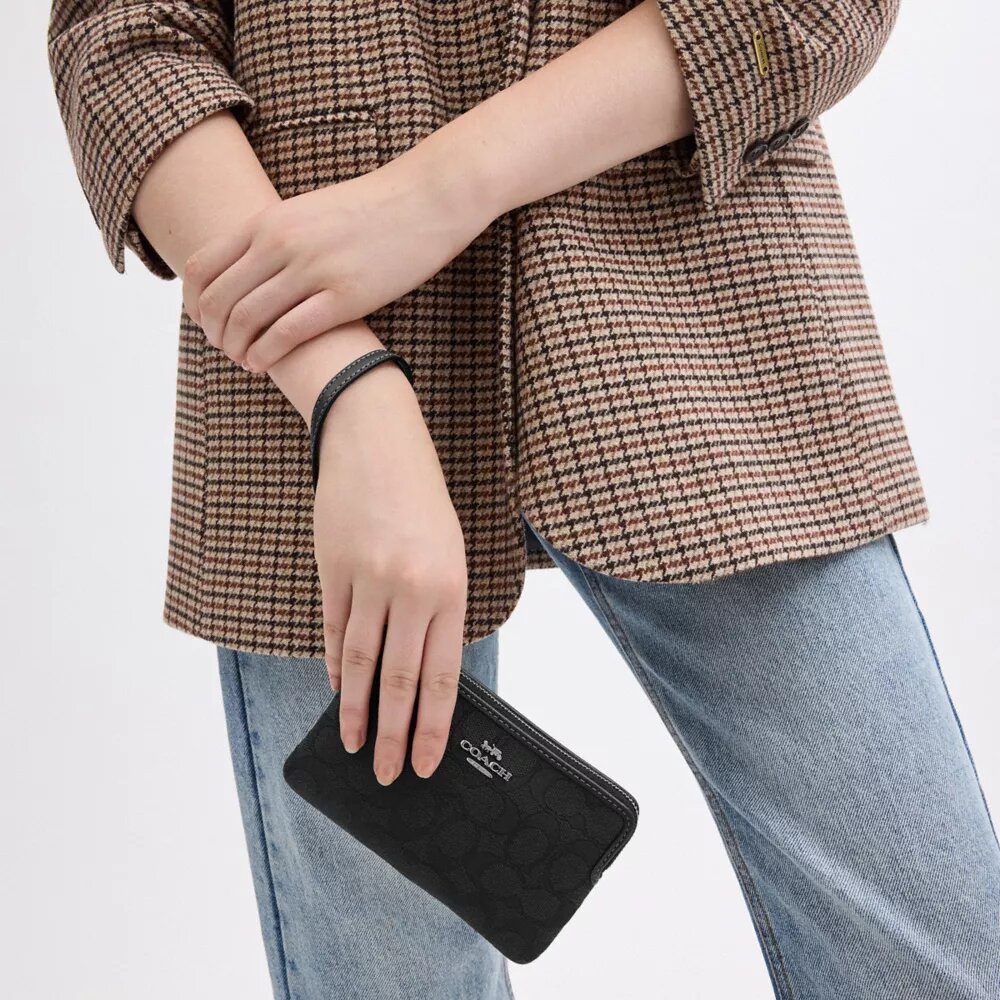 Corner Zip Håndledstaske i Signature Jacquard