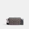 Crossbody-taske med klap i Signature Canvas