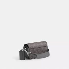 Crossbody-taske med klap i Signature Canvas