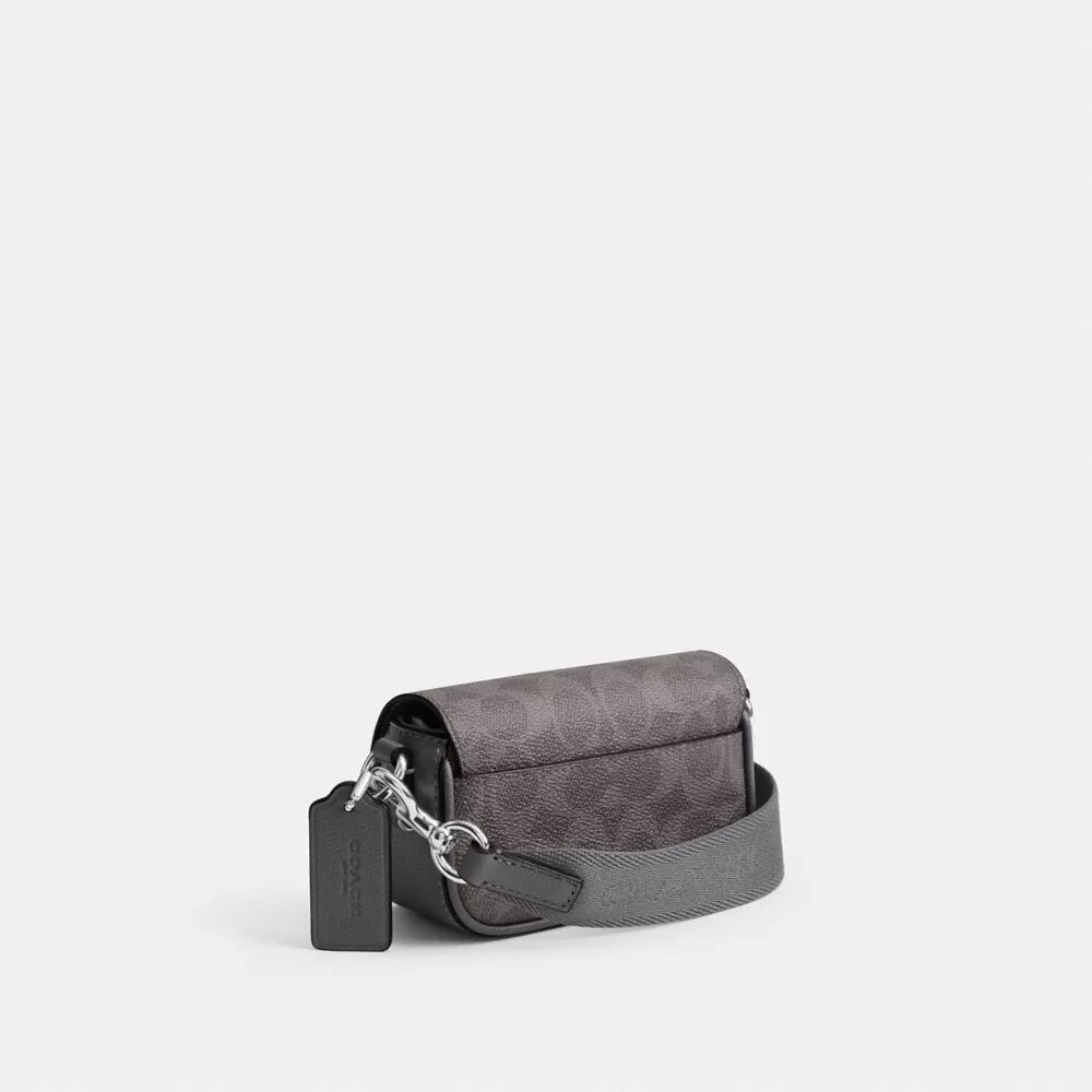 Crossbody-taske med klap i Signature Canvas