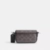 Crossbody-taske med klap i Signature Canvas