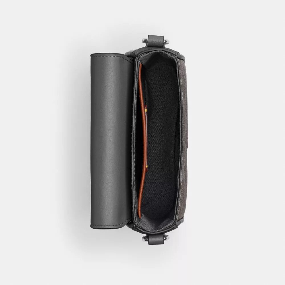 Crossbody-taske med klap i Signature Canvas