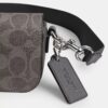 Crossbody-taske med klap i Signature Canvas