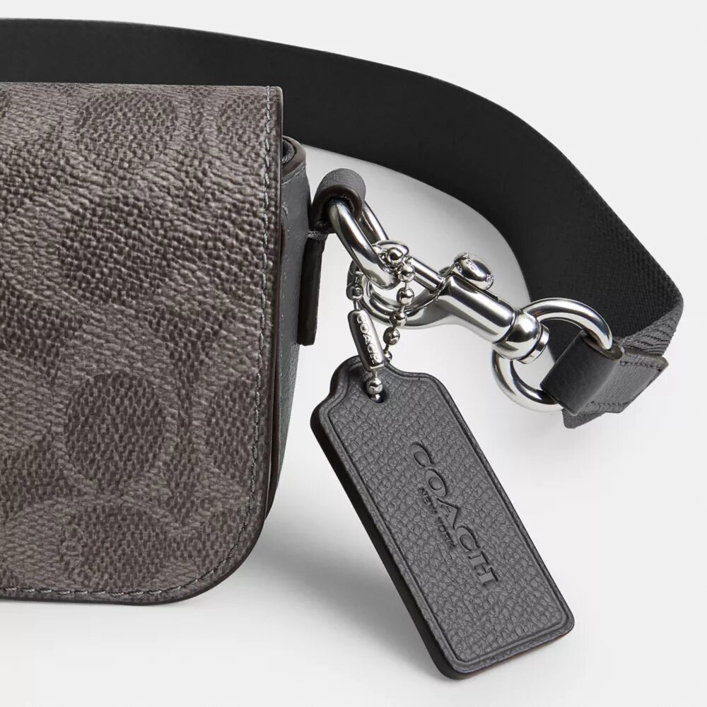 Crossbody-taske med klap i Signature Canvas