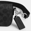 Crossbody-taske med klap i Signature Canvas