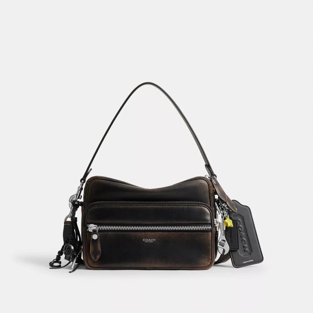 Dakota crossbody-taske i patineret læder med vedhæng