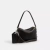 Dakota crossbody-taske i patineret læder med vedhæng