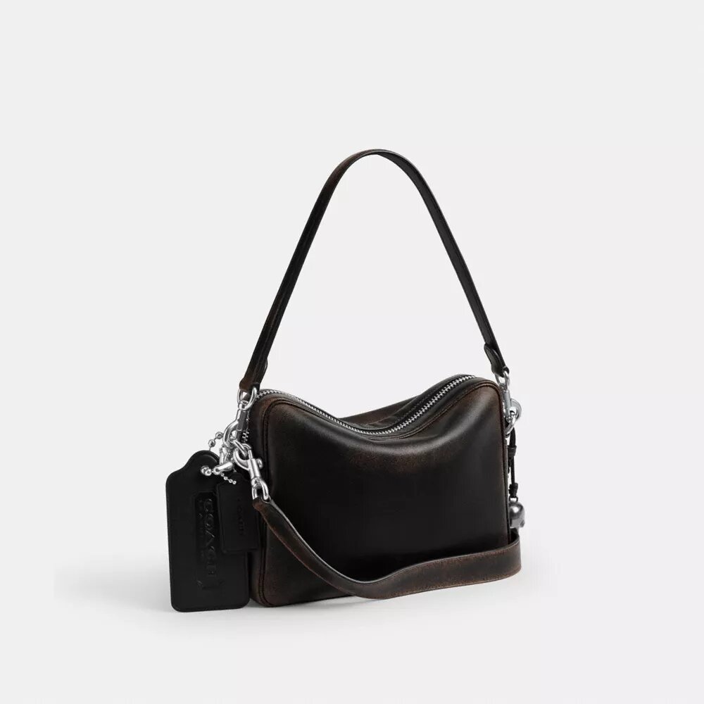 Dakota crossbody-taske i patineret læder med vedhæng