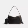 Dakota crossbody-taske i patineret læder med vedhæng