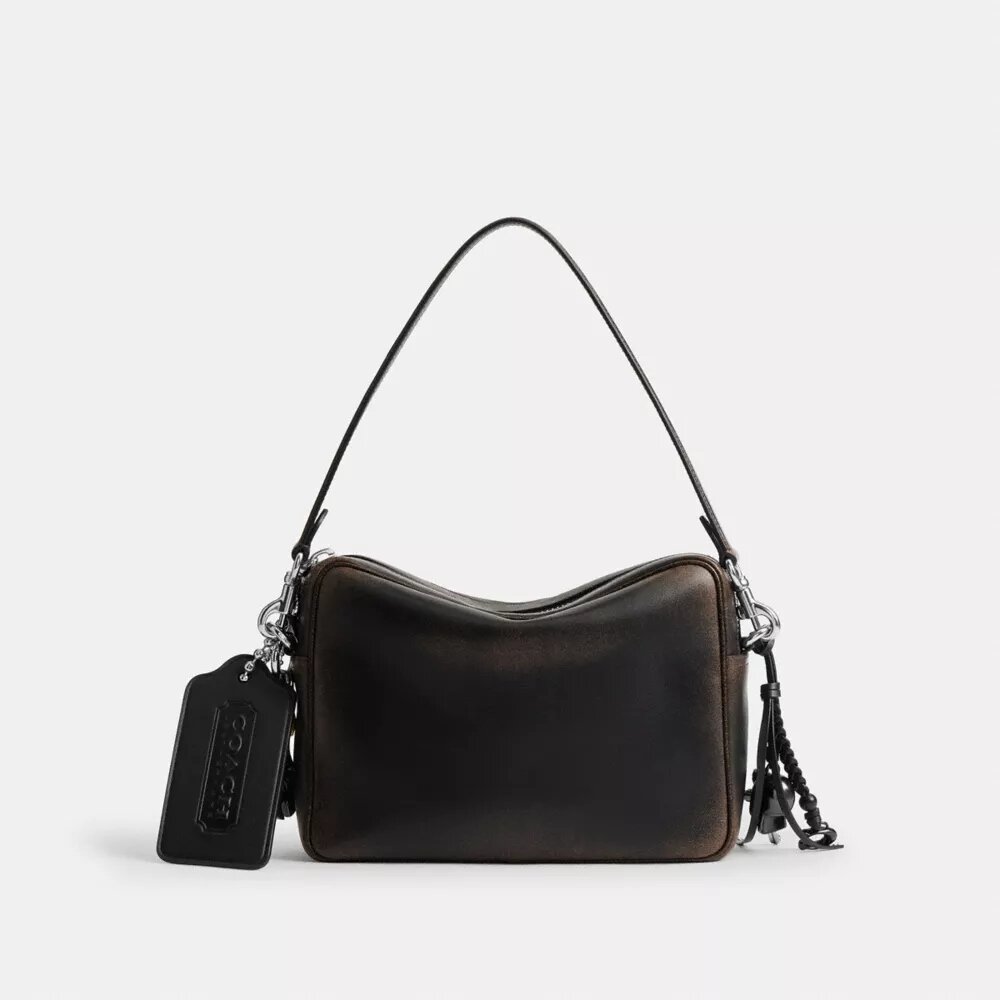 Dakota crossbody-taske i patineret læder med vedhæng