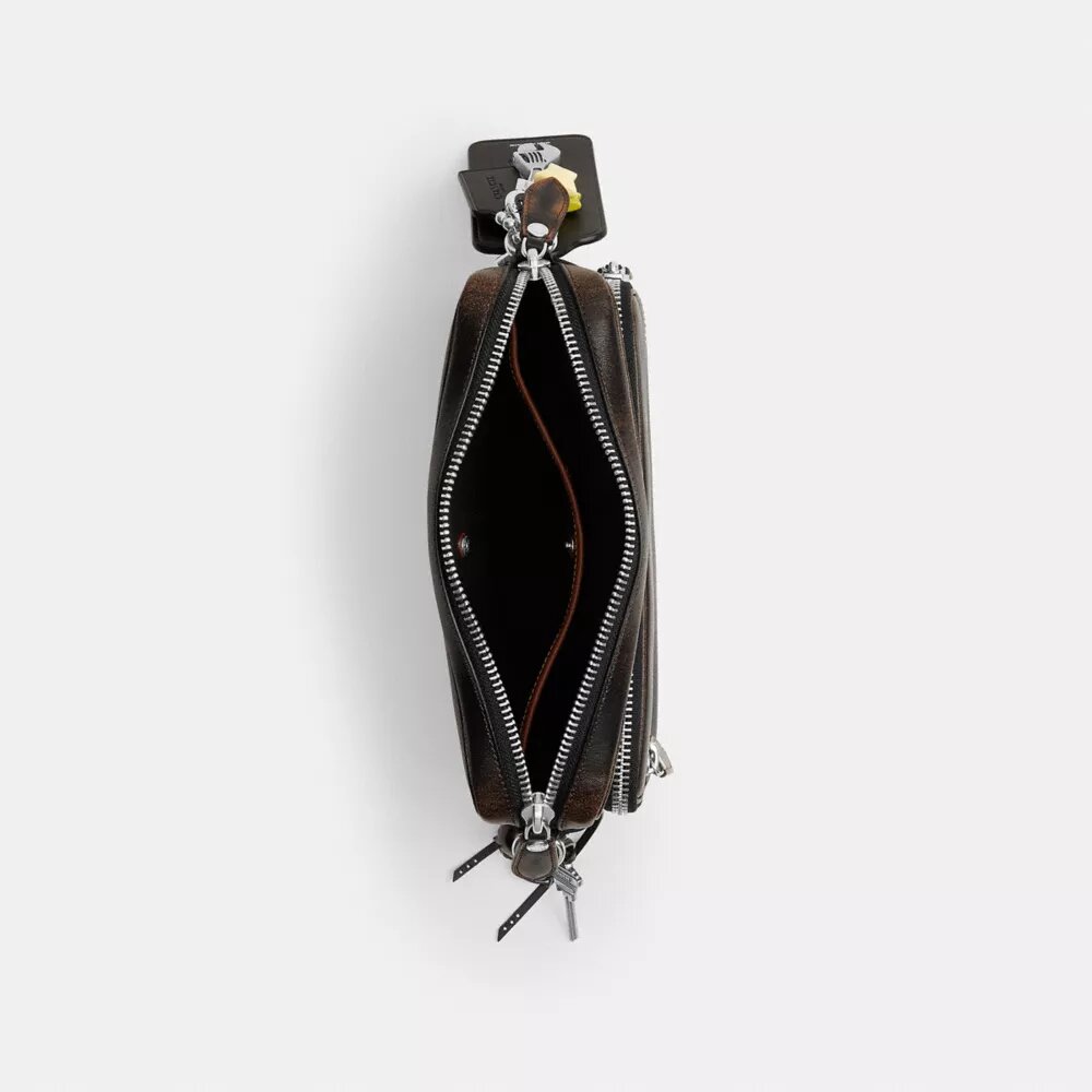 Dakota crossbody-taske i patineret læder med vedhæng