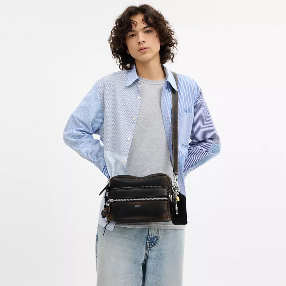 Dakota crossbody-taske i patineret læder med vedhæng