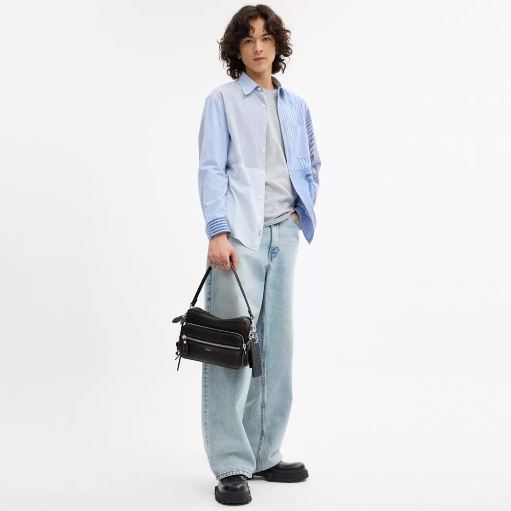 Dakota crossbody-taske i patineret læder med vedhæng