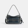 Dakota crossbody-taske i regenerativ bomuldsdenim med vedhæng